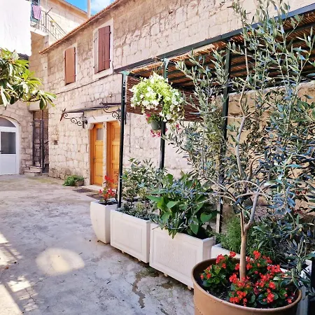 Amabile Split