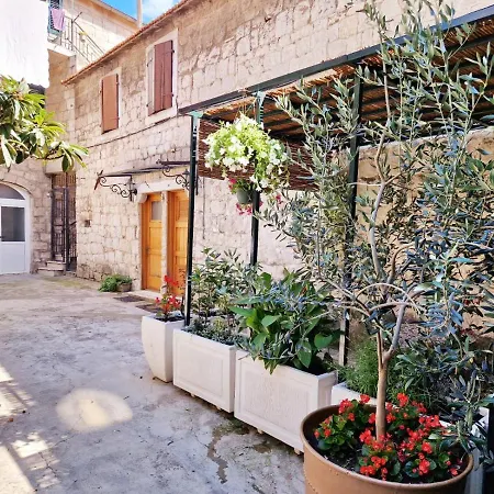 Amabile Split